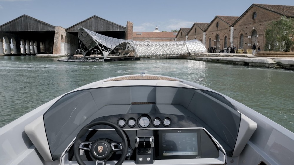 Porsche e Norman Foster alla Biennale: il futuro della mobilità elettrica parte da Venezia