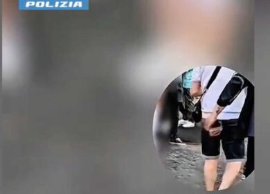Video di uno scippo nel Centro di Roma: un poliziotto riprende l’attimo col cellulare e arresta il borseggiatore