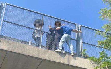 Carabiniere fuori servizio salva una donna che vuole gettarsi da un cavalcavia. Meloni: “Eroe”