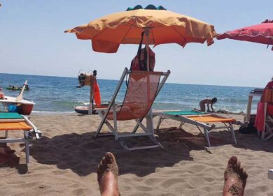 Vacanze, il paradosso degli italiani: hanno accumulato 5 miliardi in ferie, ma non li spendono