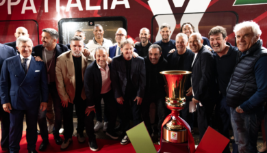 Gruppo FS: la Coppa Italia trasportata in Frecciarossa a Roma insieme alle leggende del calcio