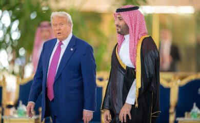 Trump vola in Arabia Saudita per affari: firmato un accordo economico strategico con bin Salman. Investimenti boom a 600 mld