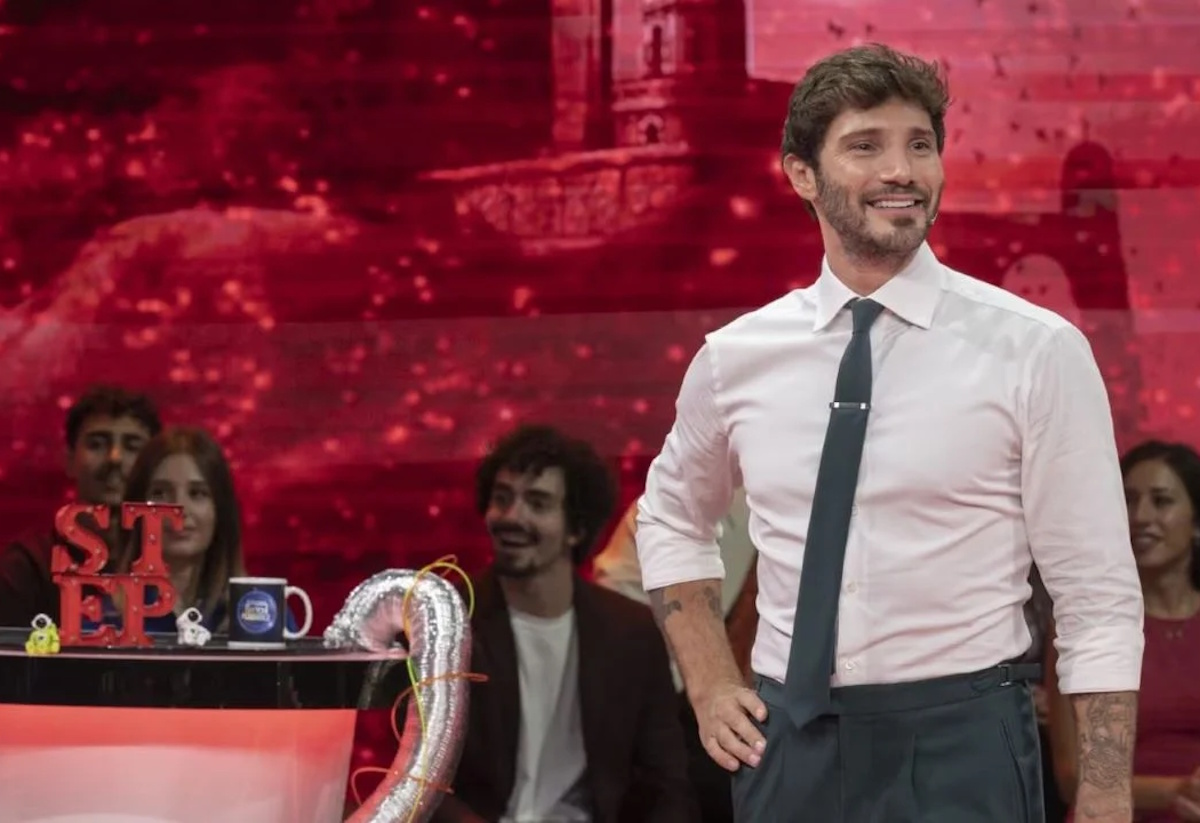 Stefano De Martino, allo studio uno show di prima serata su Rai1. Retroscena Stefano De Martino, allo studio uno show di prima serata su Rai1. Retroscena