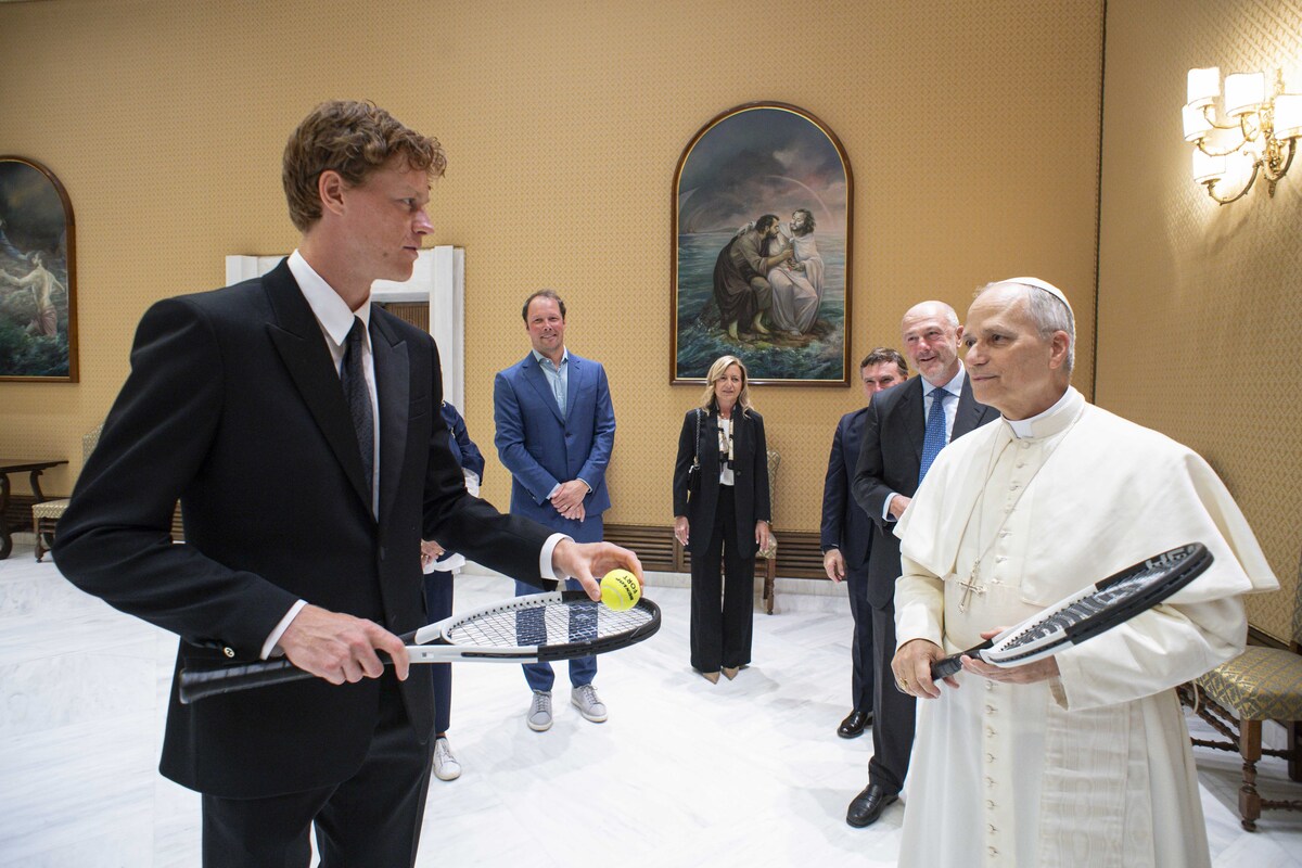 Il campione del tennis Sinner a sorpresa da Papa Leone XIV, il Pontefice lo riceve insieme ai genitori Il campione del tennis Sinner a sorpresa da Papa Leone XIV, il Pontefice lo riceve insieme ai genitori