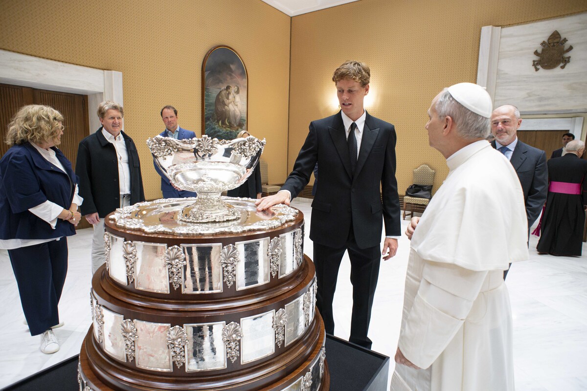 Il campione del tennis Sinner a sorpresa da Papa Leone XIV, il Pontefice lo riceve insieme ai genitori Il campione del tennis Sinner a sorpresa da Papa Leone XIV, il Pontefice lo riceve insieme ai genitori