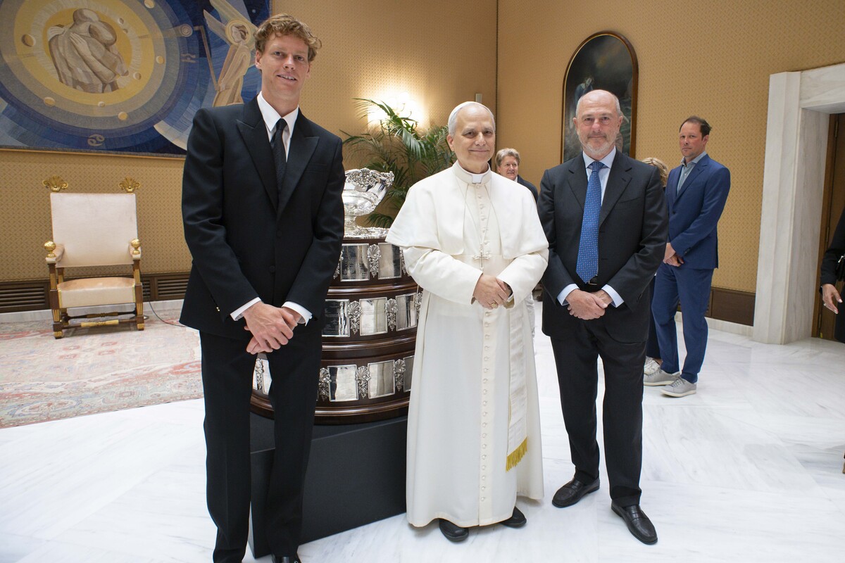 Il campione del tennis Sinner a sorpresa da Papa Leone XIV, il Pontefice lo riceve insieme ai genitori Il campione del tennis Sinner a sorpresa da Papa Leone XIV, il Pontefice lo riceve insieme ai genitori