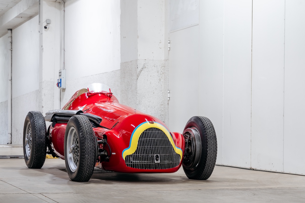Alfa Romeo incanta FuoriConcorso 2025 con le icone da corsa: la bellezza della velocità sul Lago di Como