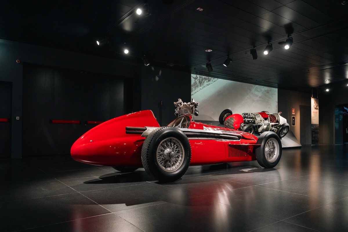 Alfa Romeo incanta FuoriConcorso 2025 con le icone da corsa: la bellezza della velocità sul Lago di Como
