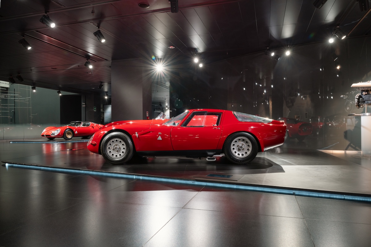 Alfa Romeo incanta FuoriConcorso 2025 con le icone da corsa: la bellezza della velocità sul Lago di Como