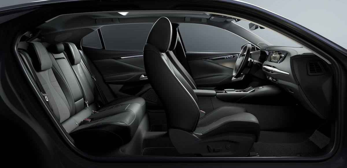 DS N°4, l’avanguardia elettrificata del lusso francese: eleganza, tecnologia e prestazioni per la nuova berlina compatta premium