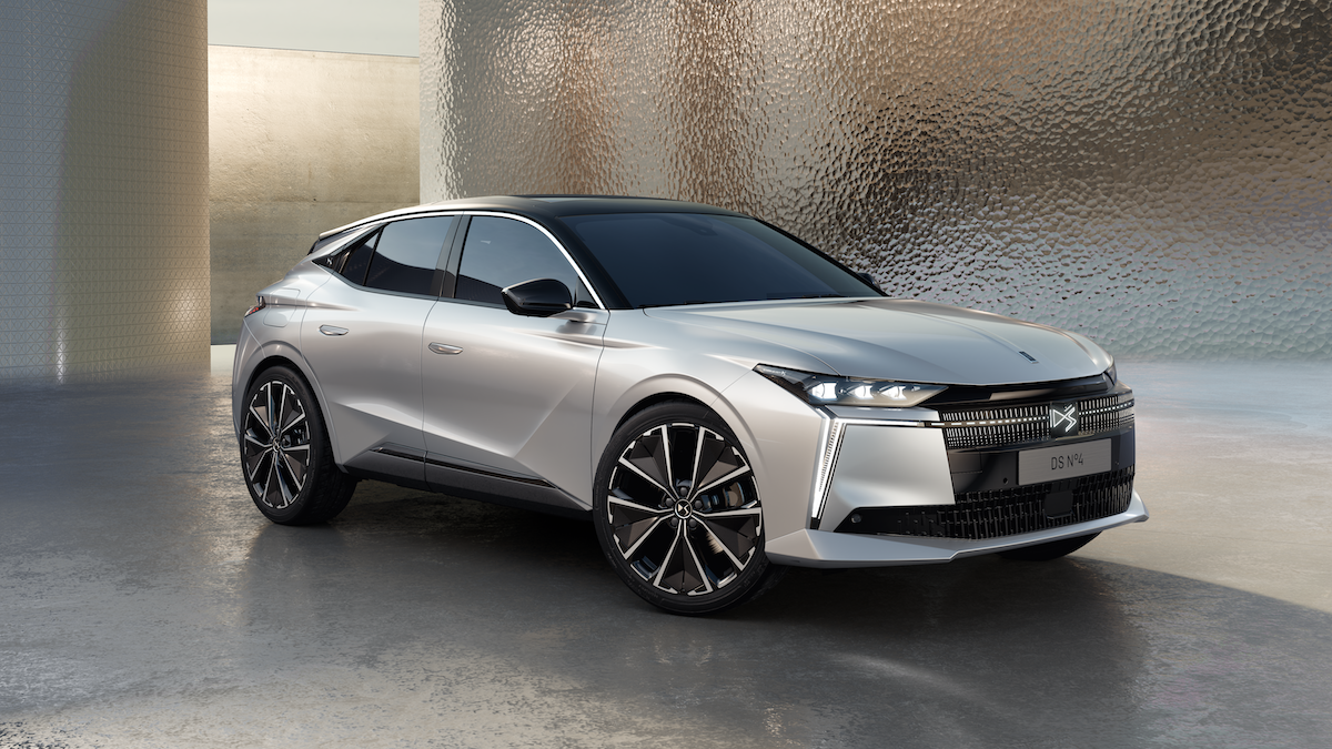 DS N°4, l’avanguardia elettrificata del lusso francese: eleganza, tecnologia e prestazioni per la nuova berlina compatta premium