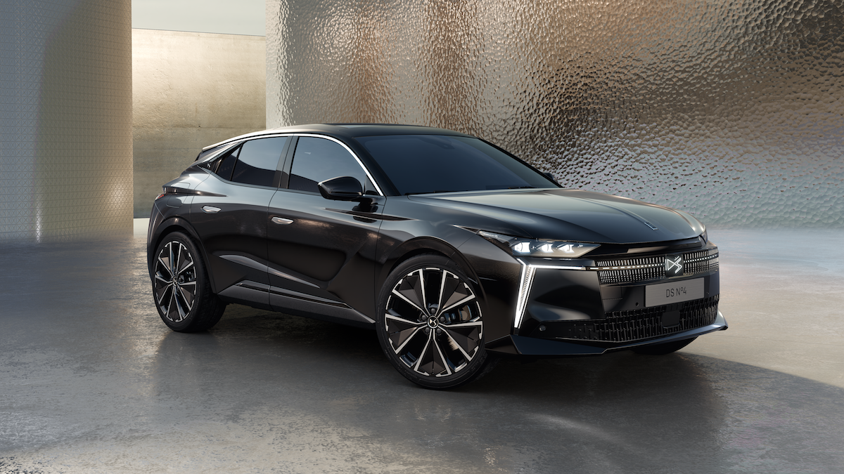 DS N°4, l’avanguardia elettrificata del lusso francese: eleganza, tecnologia e prestazioni per la nuova berlina compatta premium