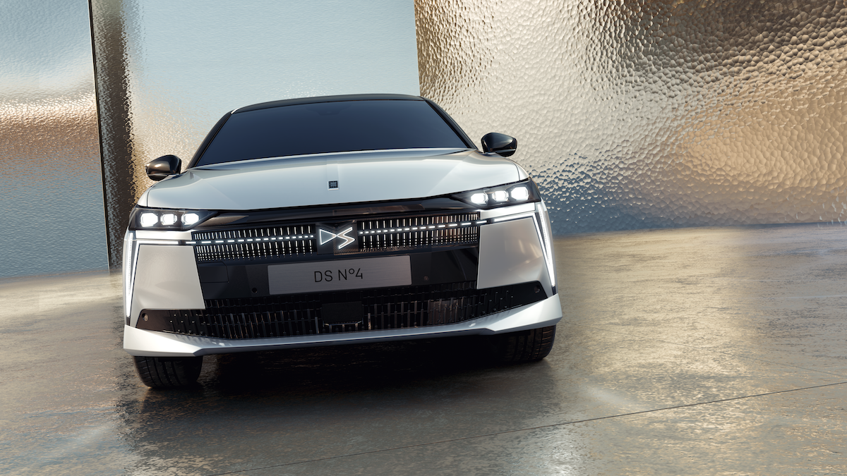 DS N°4, l’avanguardia elettrificata del lusso francese: eleganza, tecnologia e prestazioni per la nuova berlina compatta premium
