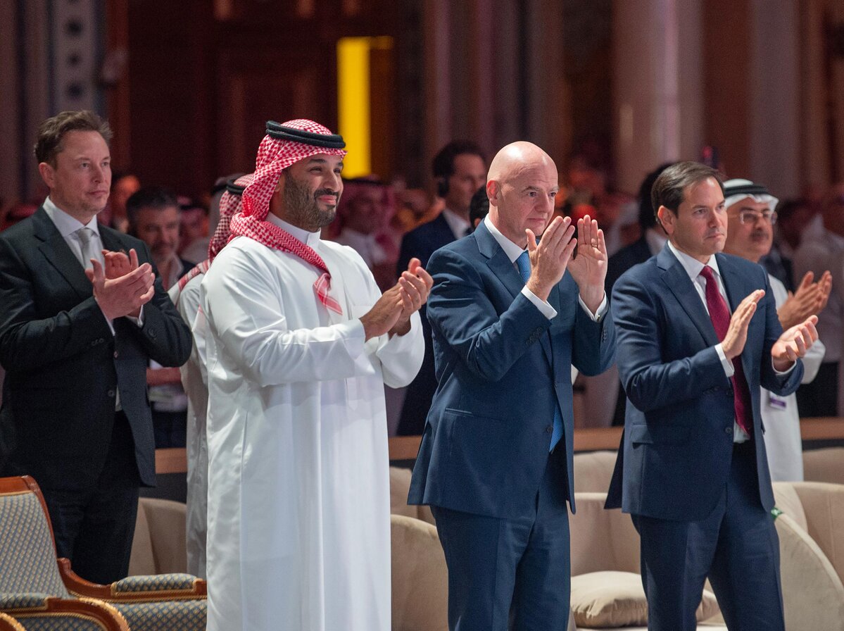 Musk tra robot e Starlink, Elkann tra IA e Juventus: ecco che cosa si cela dietro il viaggio nel Golfo