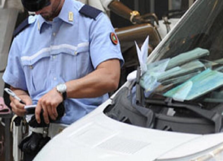 Contrordine, agenti: a Milano potrebbero tornare le multe di carta  sui parabrezza. Il dibattito a Palazzo Marino