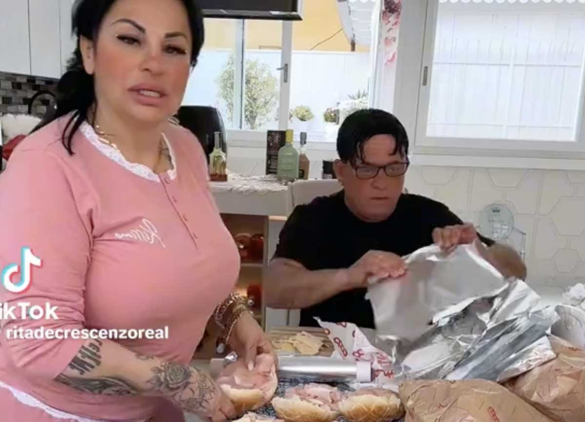 Scontro De Crescenzo-Borrelli per gli ormeggiatori. L’influencer al deputato: “Ti distruggo”