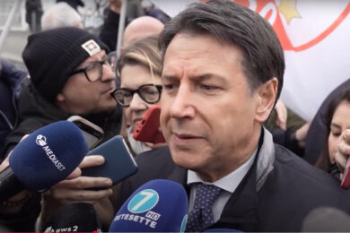Guerra a Gaza, Conte sfida Meloni: “Tutti in piedi per le vittime. Lei presidente resta seduta?”- VIDEO