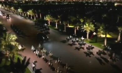Viaggio in Qatar del tycoon, Trump scortato dai cammelli al suo arrivo a Doha
