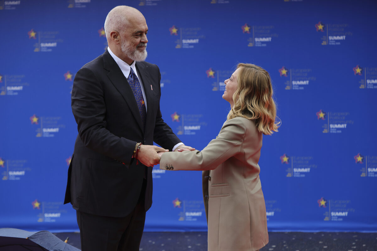 Meloni: “Avanti con la riunificazione dell’Unione europea. E l’Albania ne fa parte come l’Italia” Meloni: “Avanti con la riunificazione dell’Unione europea. E l’Albania ne fa parte come l’Italia”