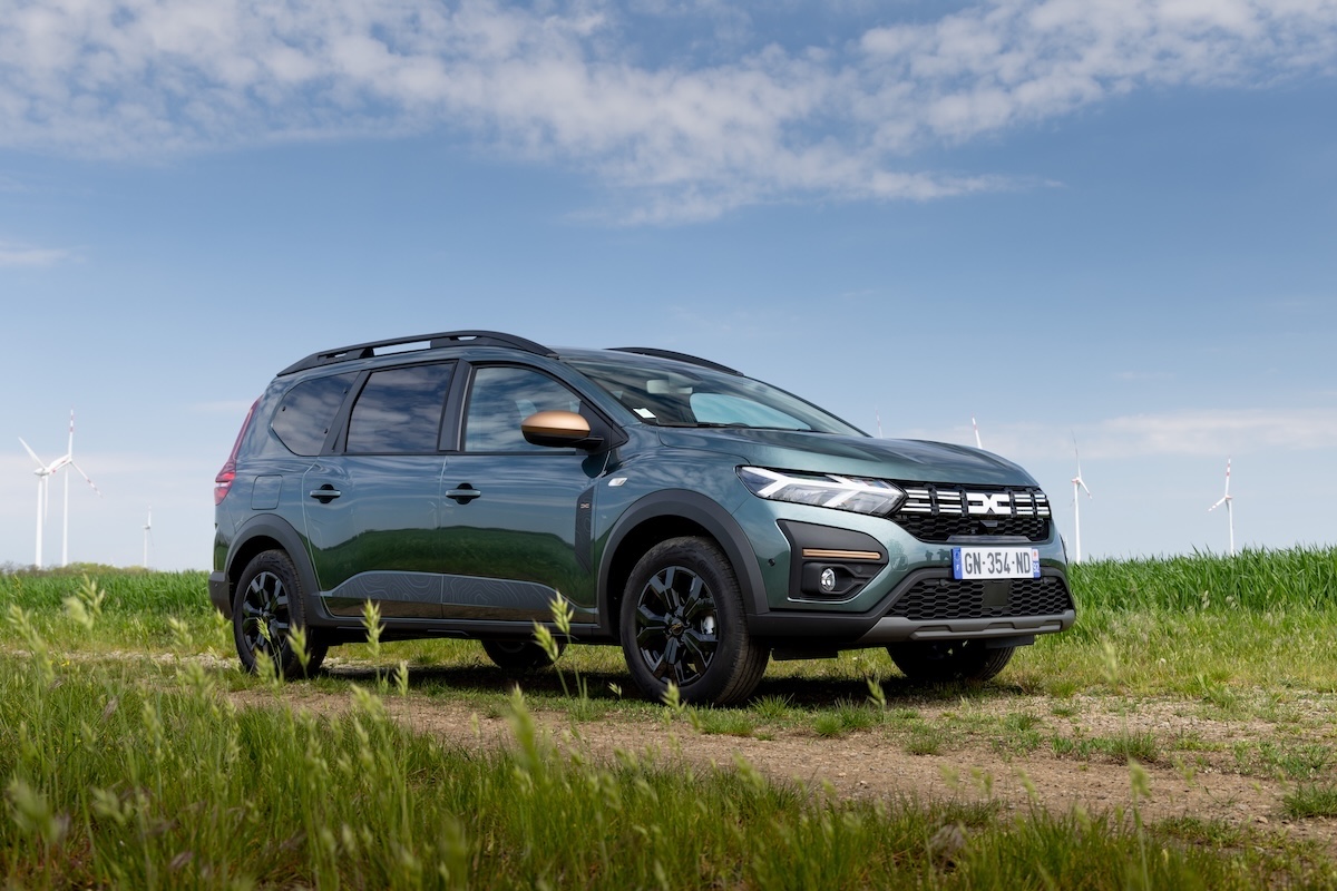 Dacia Jogger, oltre 1000 km con un pieno: spazio e risparmio fino a 7 posti