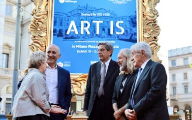 “ART IS” l’opera collettiva illumina Piazza della Scala. VIDEO