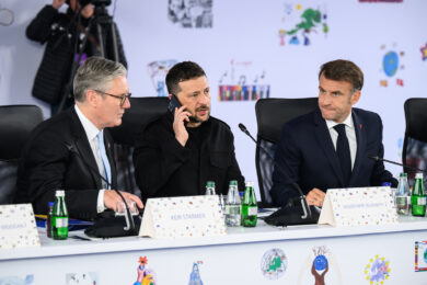 Ucraina, Italia assente al vertice dei ‘volenterosi’. Meloni spegne le polemiche: “Normale, non siamo disponibili a inviare truppe”