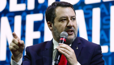 Remigration Summit, alta tensione alla vigilia. Il Pd: “Raduno nazista”. Salvini: “Vietarlo? Non siamo in Urss…”