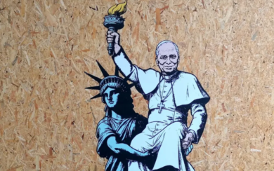 Papa Leone XIV sorretto dalla Statua della Libertà: ilmurale nel cuore di Milano