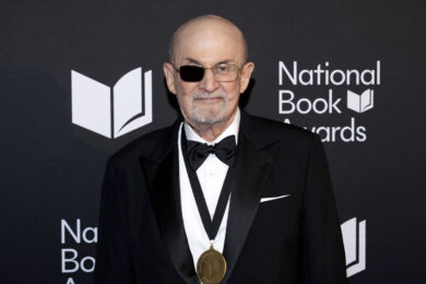 Accoltellò lo scrittore Salman Rushdie, l’aggressore condannato a 25 anni di carcere