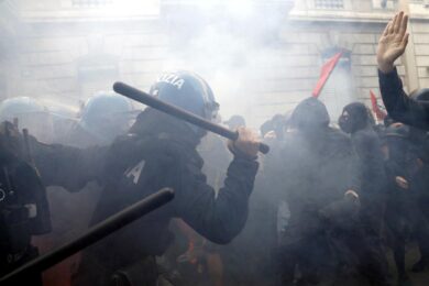 Migranti, Piantedosi: “Remigration o moderati? Contributi legittimi” | Milano, 30mila al corteo contro il Remigration Summit: scontri con la polizia