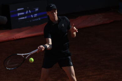 Sinner flop. Clamoroso a Roma, Jannik sconfitto due set a zero in finale da Carlos Alcaraz