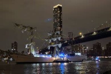 Nave a tre alberi urta il ponte di Brooklyn: due morti e 17 feriti. Il video della tragedia