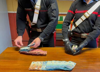 Ingerisce ovuli di crack sperando di farla franca, arrestata una donna di 57 anni