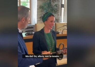 Merano, la neosindaca Zeller si toglie la fascia tricolore all’insediamento. VIDEO