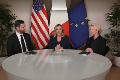 Meloni riunisce Ue e Usa. E anche il debole Macron (forse) ha capito che la deve smettere con sgarbi e ripicche alla premier