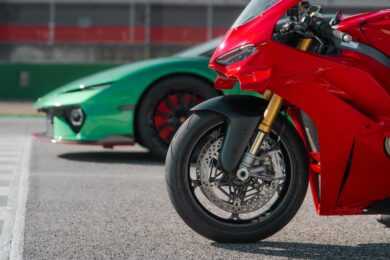 Lamborghini Temerario vs Ducati Panigale V4: sfida tutta italiana all’Autodromo di Imola