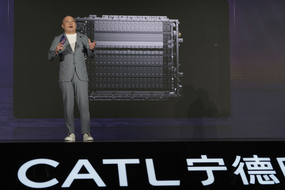 Chi è Robin Zeng, alleato di Stellantis e rivale di Elon Musk: il ritratto del fondatore del colosso delle batterie elettriche CATL 