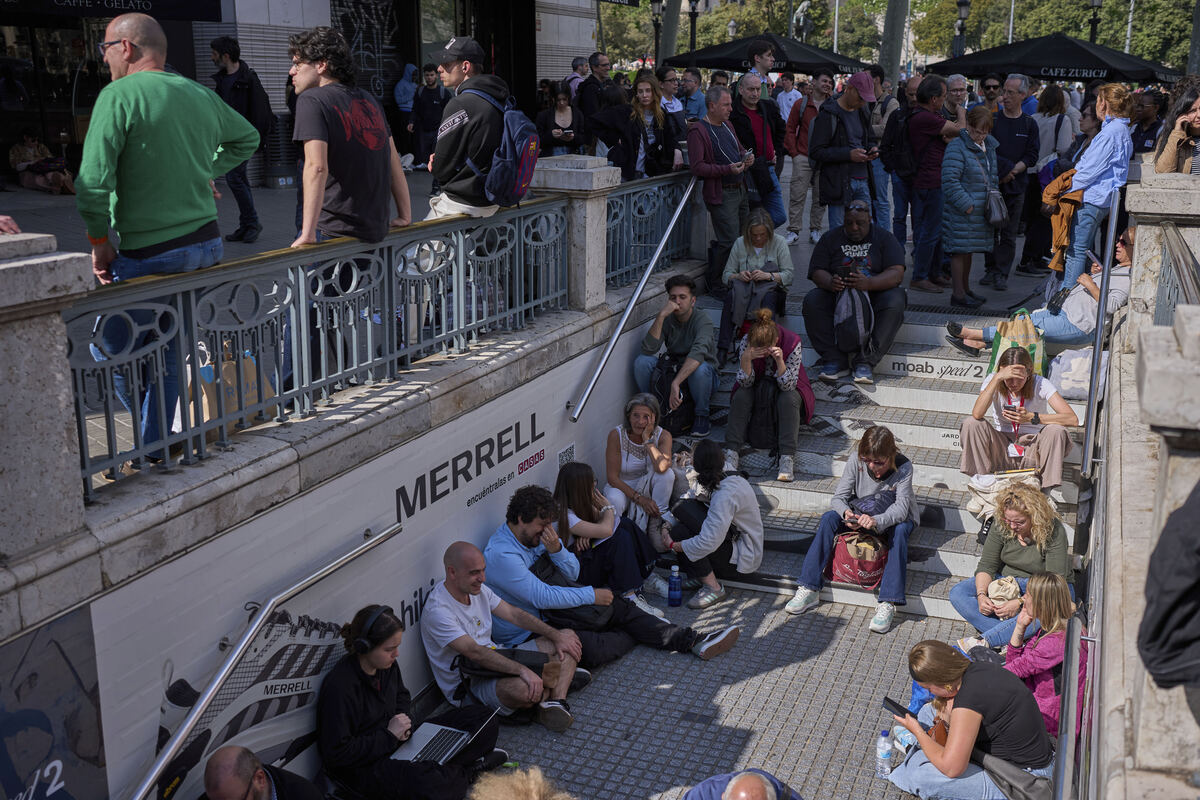 Spagna, altro maxi blackout: colpiti i telefoni e la rete internet