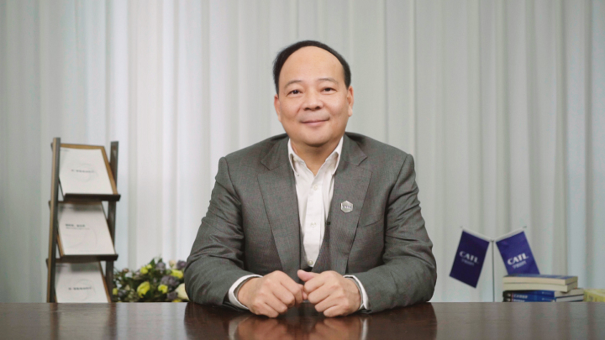 Chi è Robin Zeng, alleato di Stellantis e rivale di Elon Musk: il ritratto del fondatore del colosso delle batterie elettriche CATL 
