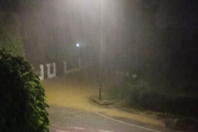 Nubifragio a Forlì: le strade si trasformano in torrenti impetuosi. Paura per il ritorno dell’alluvione del 2023