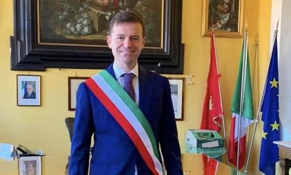 Sorrento, arrestato il sindaco Massimo Coppola. “Preso mentre intascava una mazzetta durante una cena” Sorrento, arrestato il sindaco Massimo Coppola. “Preso mentre intascava una mazzetta durante una cena”