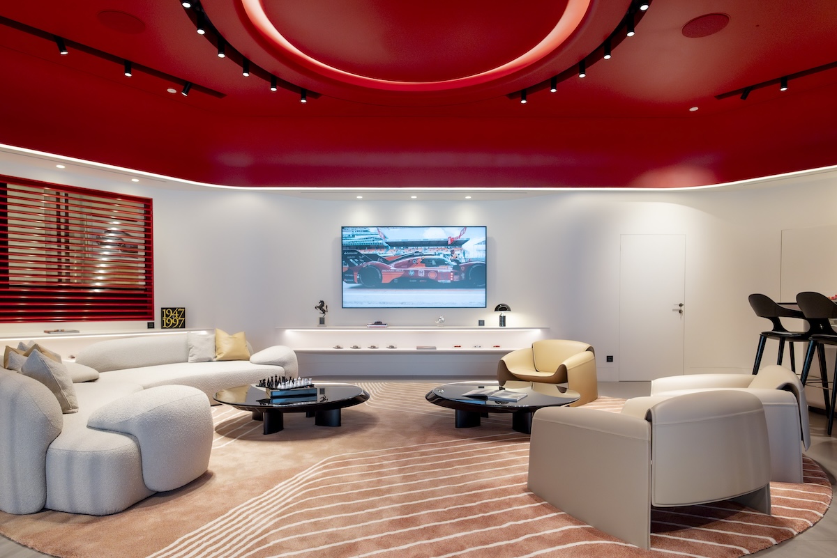 Ferrari inaugura a Roma il primo showroom con la nuova Corporate Identity Ferrari inaugura a Roma il primo showroom con la nuova Corporate Identity