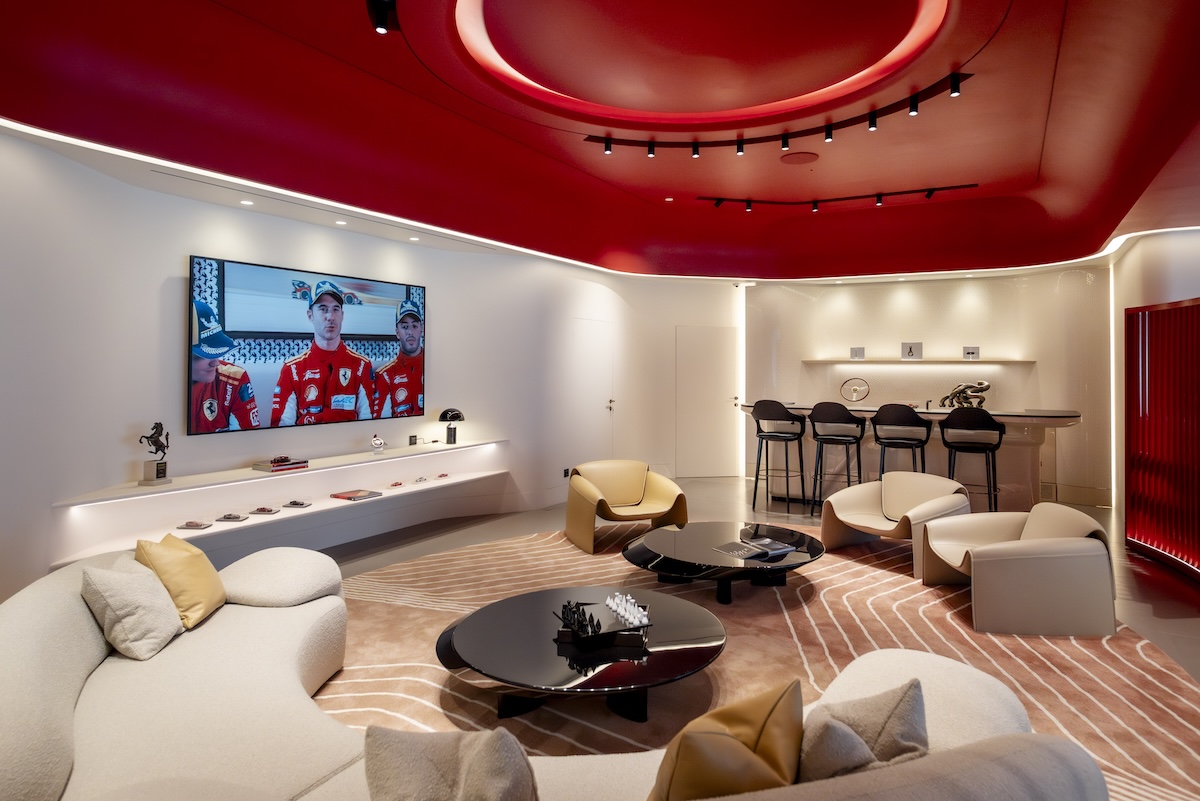 Ferrari inaugura a Roma il primo showroom con la nuova Corporate Identity Ferrari inaugura a Roma il primo showroom con la nuova Corporate Identity