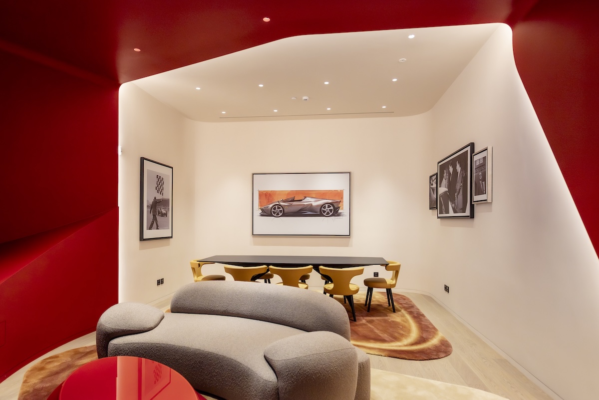 Ferrari inaugura a Roma il primo showroom con la nuova Corporate Identity Ferrari inaugura a Roma il primo showroom con la nuova Corporate Identity