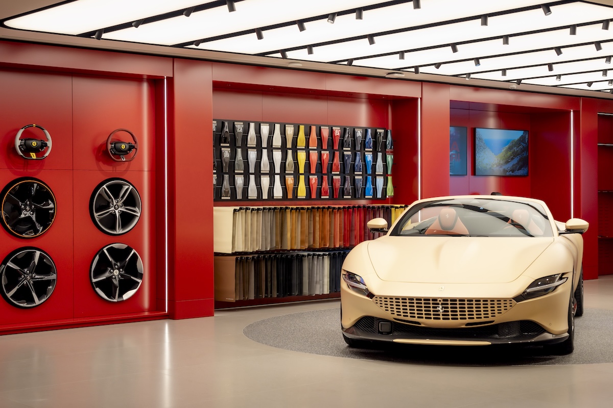 Ferrari inaugura a Roma il primo showroom con la nuova Corporate Identity Ferrari inaugura a Roma il primo showroom con la nuova Corporate Identity