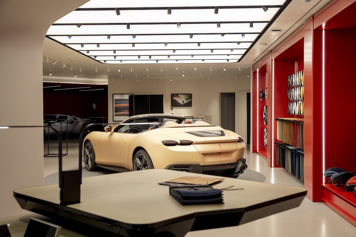 Ferrari inaugura a Roma il primo showroom con la nuova Corporate Identity Ferrari inaugura a Roma il primo showroom con la nuova Corporate Identity