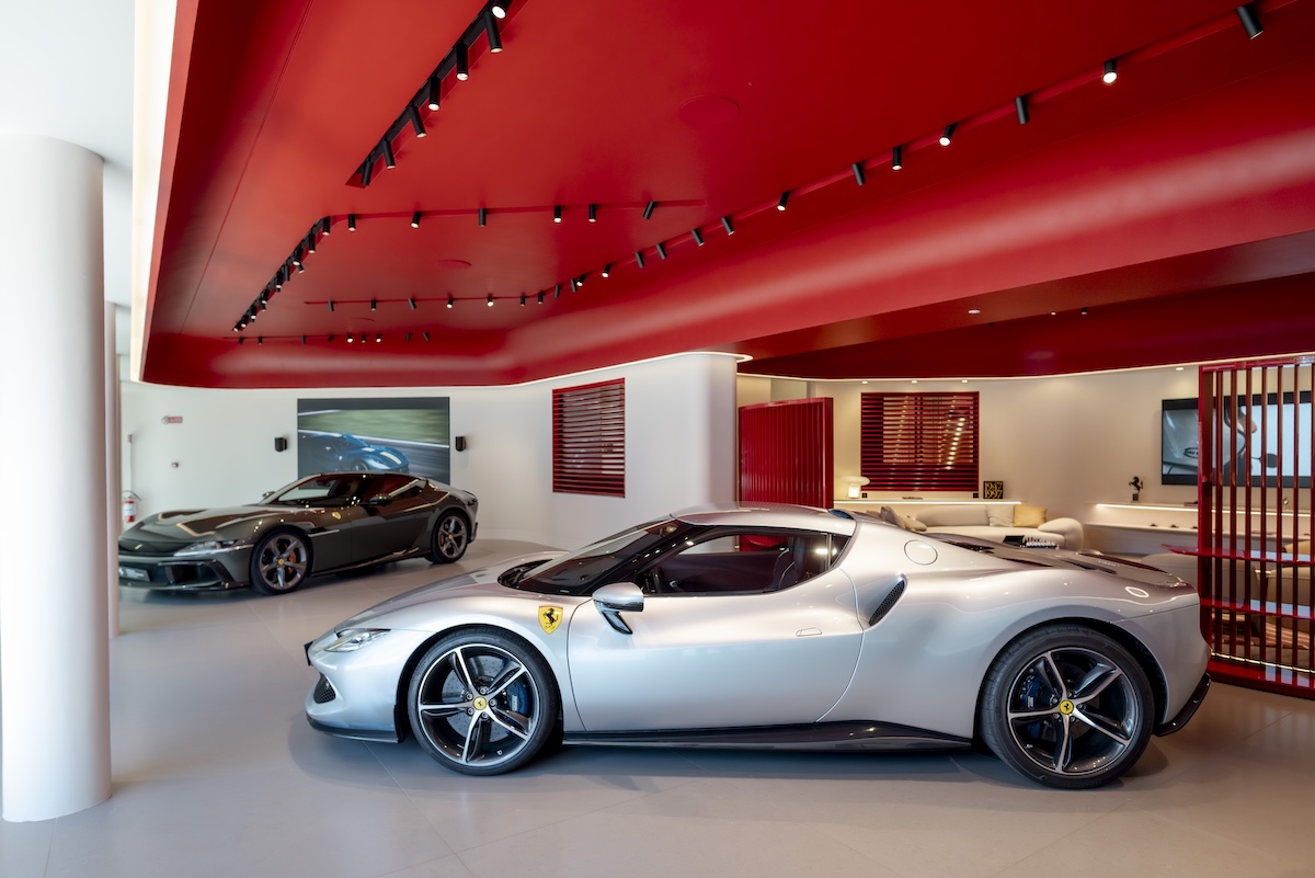 Ferrari inaugura a Roma il primo showroom con la nuova Corporate Identity Ferrari inaugura a Roma il primo showroom con la nuova Corporate Identity