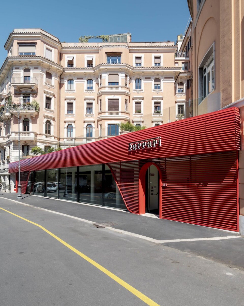 Ferrari inaugura a Roma il primo showroom con la nuova Corporate Identity Ferrari inaugura a Roma il primo showroom con la nuova Corporate Identity