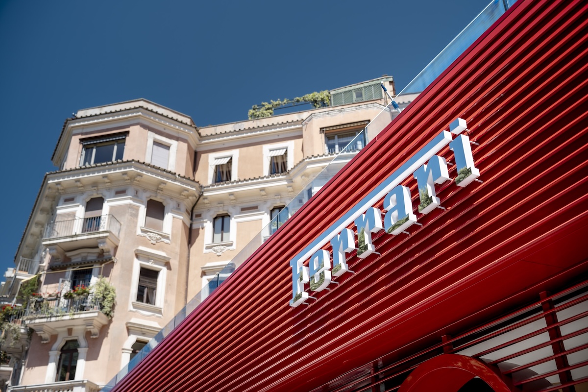 Ferrari inaugura a Roma il primo showroom con la nuova Corporate Identity Ferrari inaugura a Roma il primo showroom con la nuova Corporate Identity