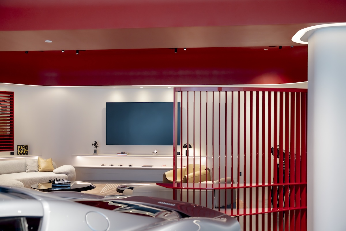 Ferrari inaugura a Roma il primo showroom con la nuova Corporate Identity Ferrari inaugura a Roma il primo showroom con la nuova Corporate Identity